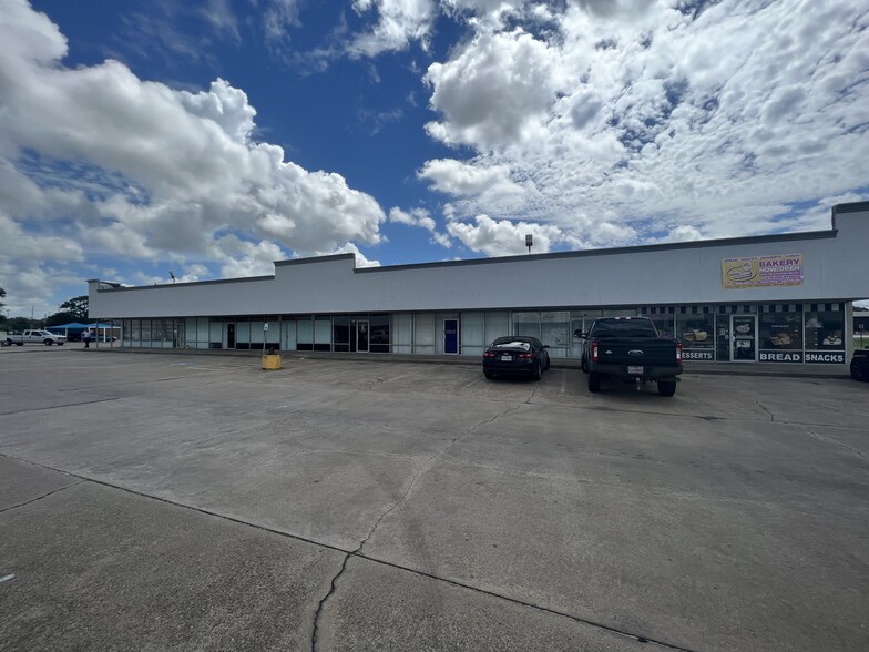 101-161 North Brazosport Blvd, Clute, TX for rent - Building Photo - Image 1 of 4