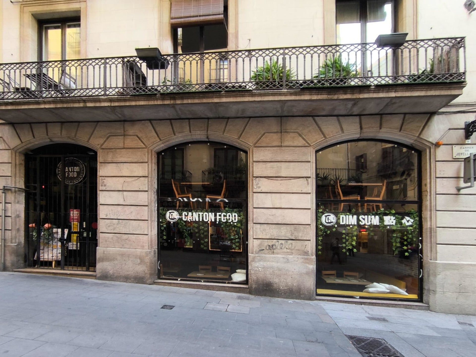 Retail in Barcelona, Barcelona to rent Primary Photo- Image 1 of 5