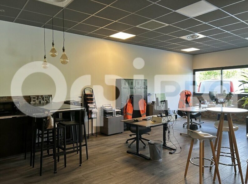 Light Industrial in Neuville Sur Saone to rent - Building Photo - Image 2 of 18