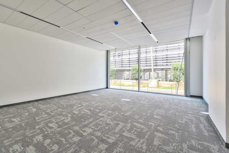 2 Rue Stephenson, Montigny-le-Bretonneux to rent Interior Photo- Image 1 of 5