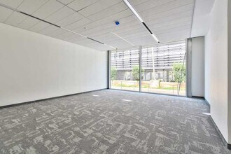 2 Rue Stephenson, Montigny-le-Bretonneux to rent Interior Photo- Image 1 of 5