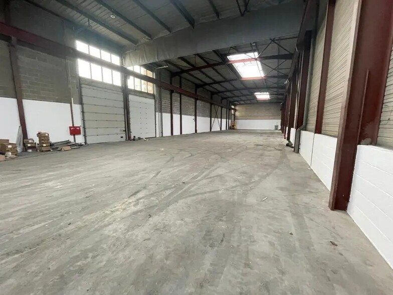 Light Industrial in Le Thillay to rent - Interior Photo - Image 2 of 17