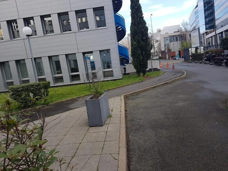 Office in Colombes to rent - Building Photo - Image 3 of 21