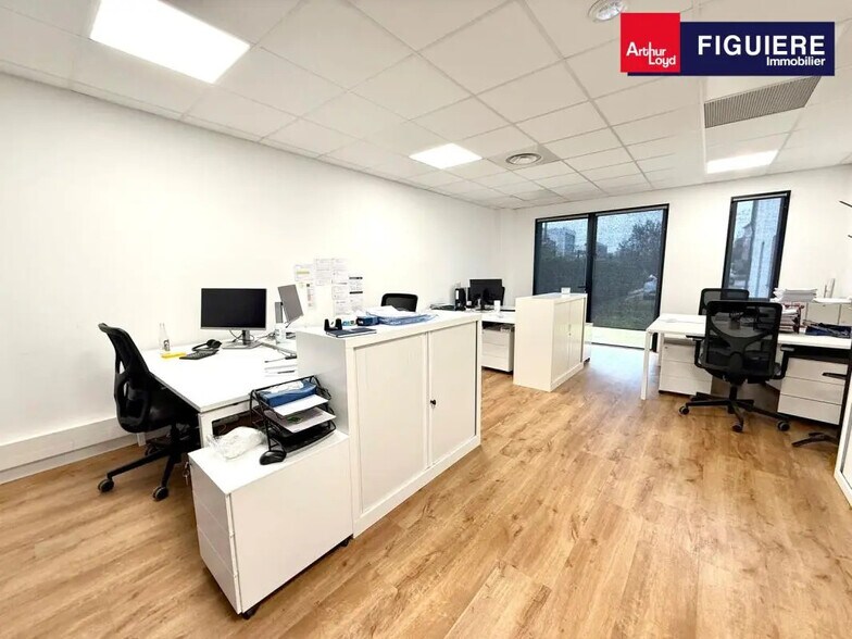 Office in Aix-en-Provence to rent - Building Photo - Image 2 of 8