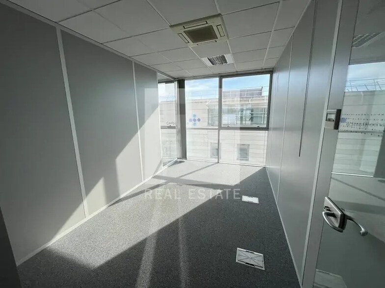 12 Rue Edison, Bron to rent - Interior Photo - Image 2 of 18
