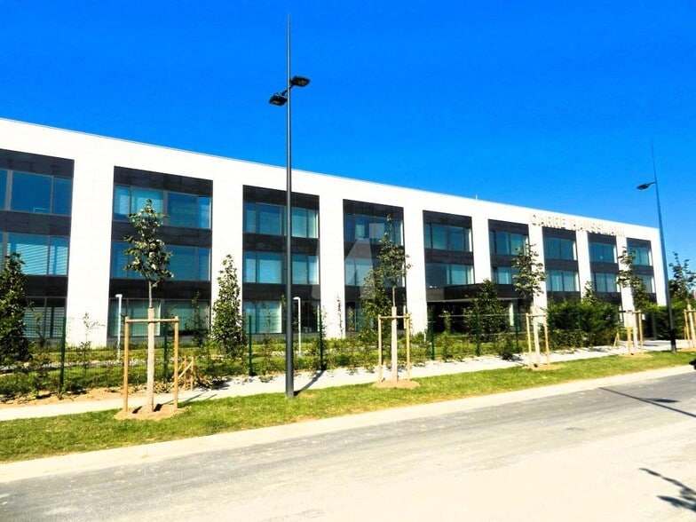 Office in Lieusaint to rent - Building Photo - Image 3 of 10