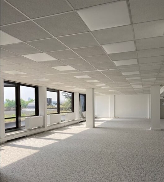 Office in Saint-Cloud to rent - Interior Photo - Image 2 of 8
