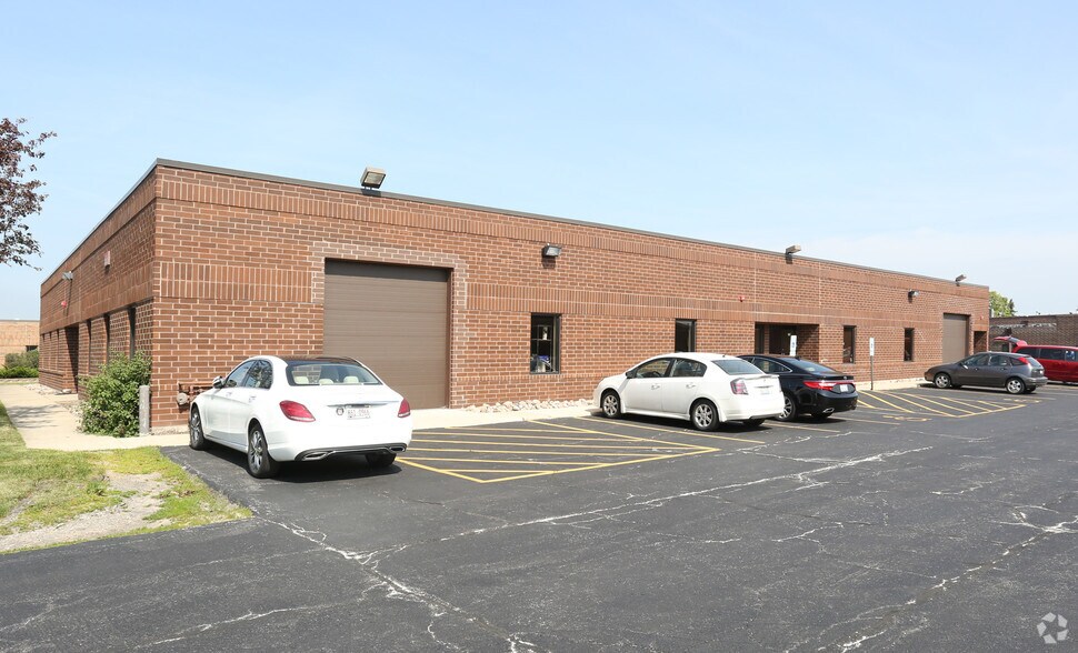 1050-1080 Entry Dr, Bensenville, IL for rent - Building Photo - Image 2 of 3