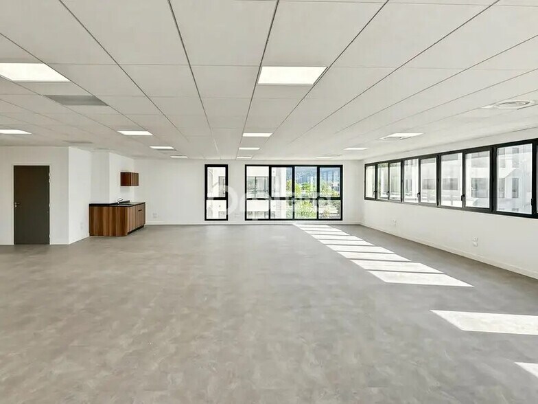Office in Aubagne to rent - Interior Photo - Image 2 of 6