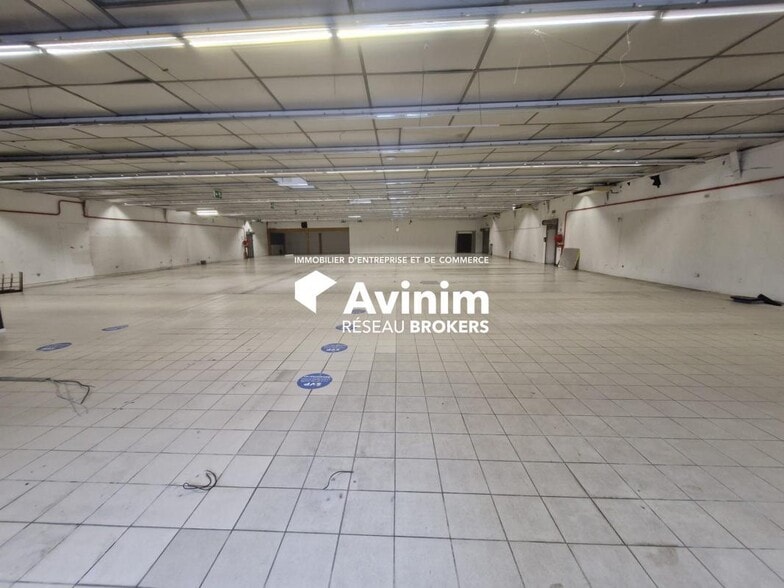 Retail in Claye Souilly to rent - Interior Photo - Image 2 of 2