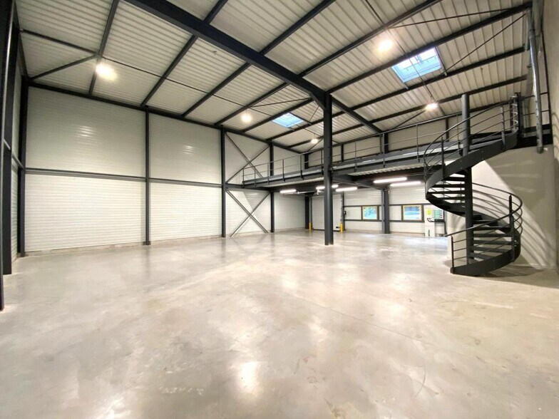 Light Industrial in Saint-Genis-Laval for sale - Interior Photo - Image 2 of 4