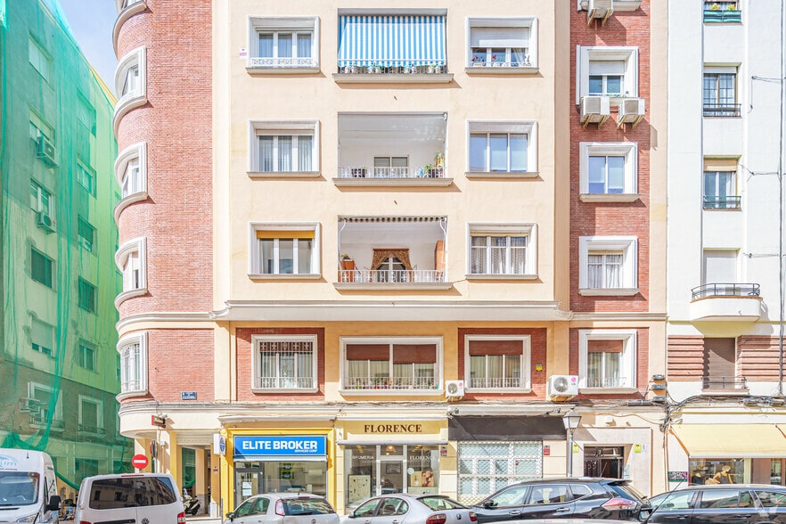 Retail in Madrid, Madrid to rent - Building Photo - Image 2 of 2