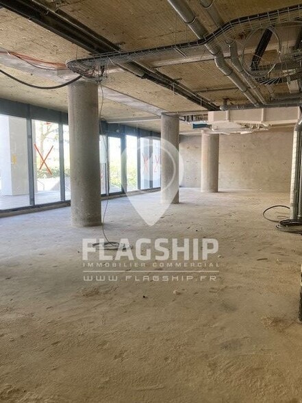 Retail in Puteaux to rent - Interior Photo - Image 1 of 1