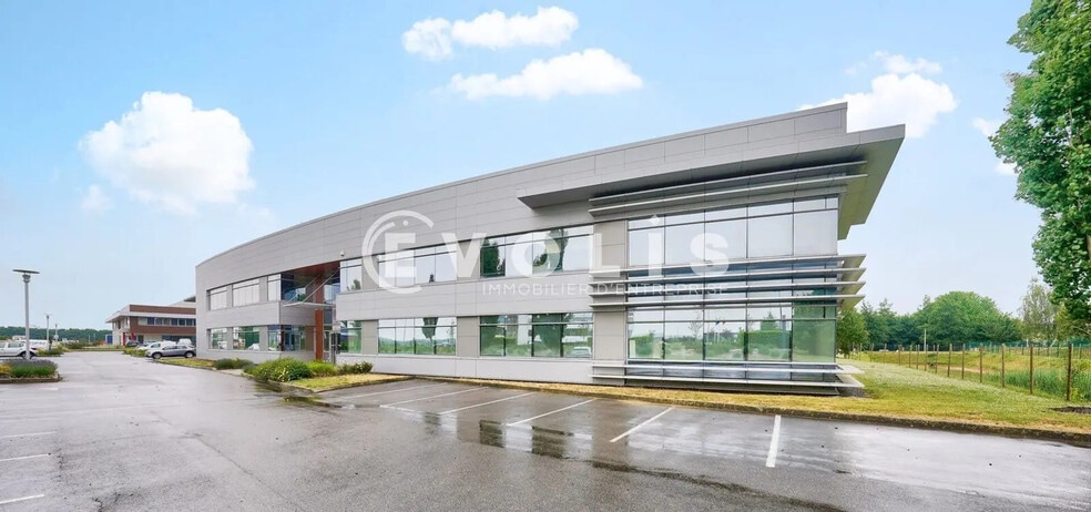 524 Avenue Marguerite Perey, Lieusaint to rent - Building Photo - Image 2 of 14