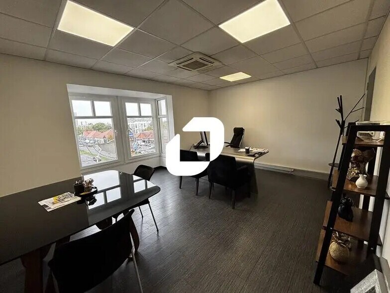 Office in Ris-Orangis to rent - Interior Photo - Image 2 of 11