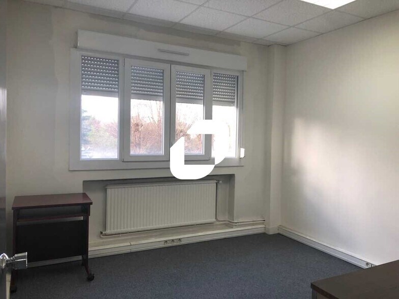 Office in Le Plessis-Bouchard to rent - Interior Photo - Image 3 of 10
