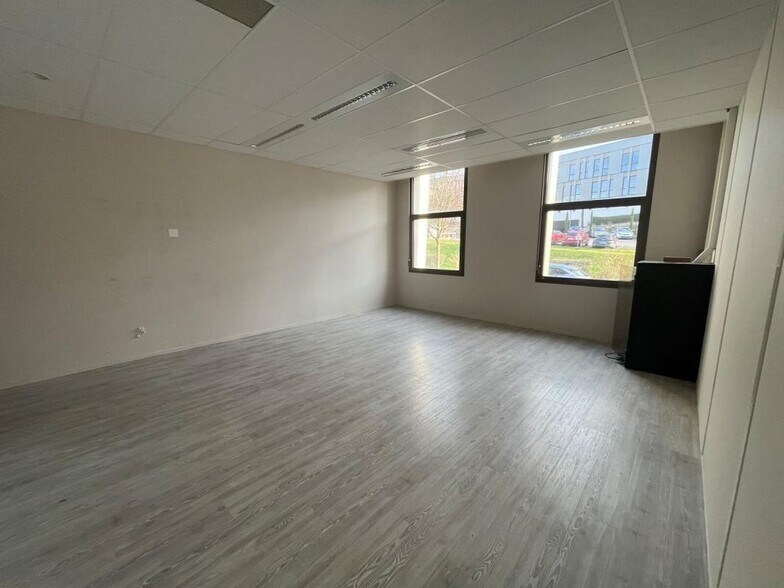 135 Allée Des Noisetiers, Limonest to rent - Interior Photo - Image 3 of 9