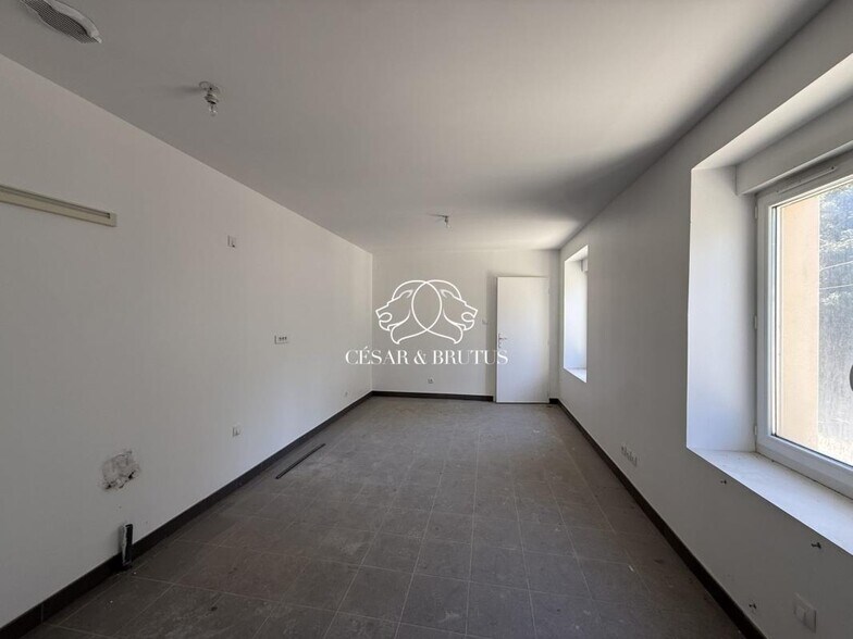 Office in Fontaines-sur-Saône to rent - Interior Photo - Image 3 of 3