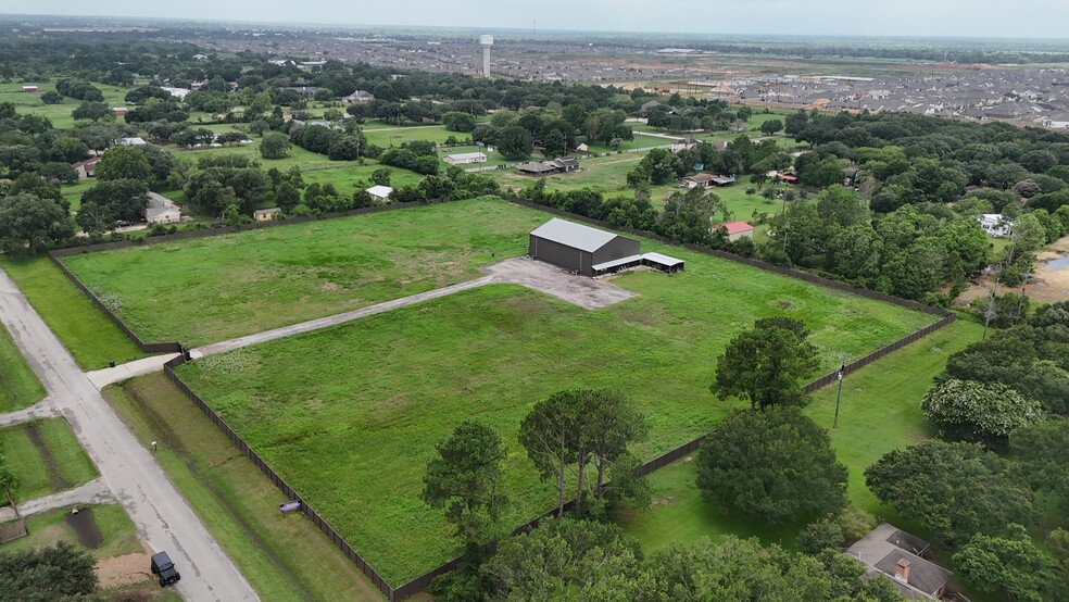 10611 Hidden Lake Ln, Richmond, TX for sale - Primary Photo - Image 1 of 10