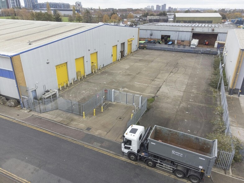 Alperton Ln, Wembley to rent - Building Photo - Image 2 of 5