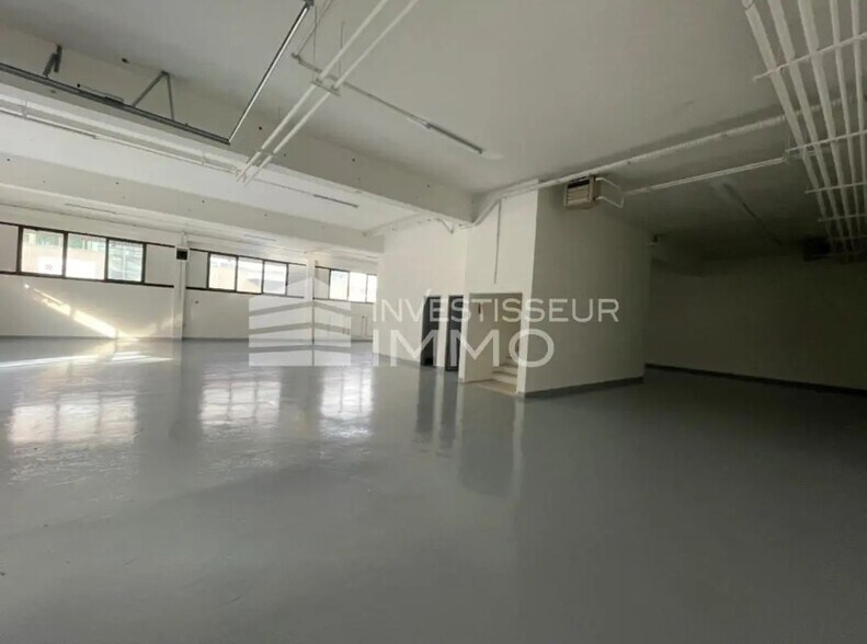 Light Industrial in Nanterre to rent - Interior Photo - Image 3 of 10