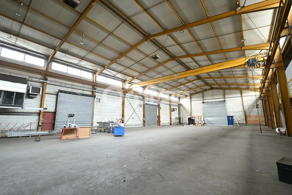 Light Industrial in Vaulx-en-Velin to rent Interior Photo- Image 1 of 8