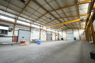 Light Industrial in Vaulx-en-Velin to rent Interior Photo- Image 1 of 8