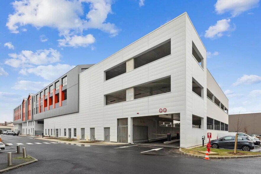 Light Industrial in Nanterre to rent - Building Photo - Image 2 of 10