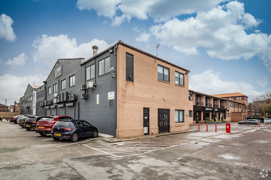 Wilderspool Causeway, Warrington to rent - Building Photo - Image 3 of 4