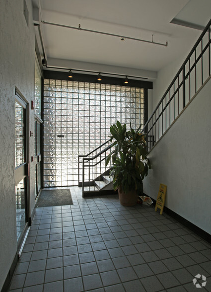 606 Virginia St E, Charleston, WV for rent - Lobby - Image 3 of 4