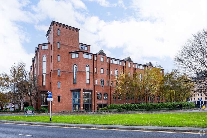 2 Park Ln, Leeds to rent - Primary Photo - Image 1 of 3