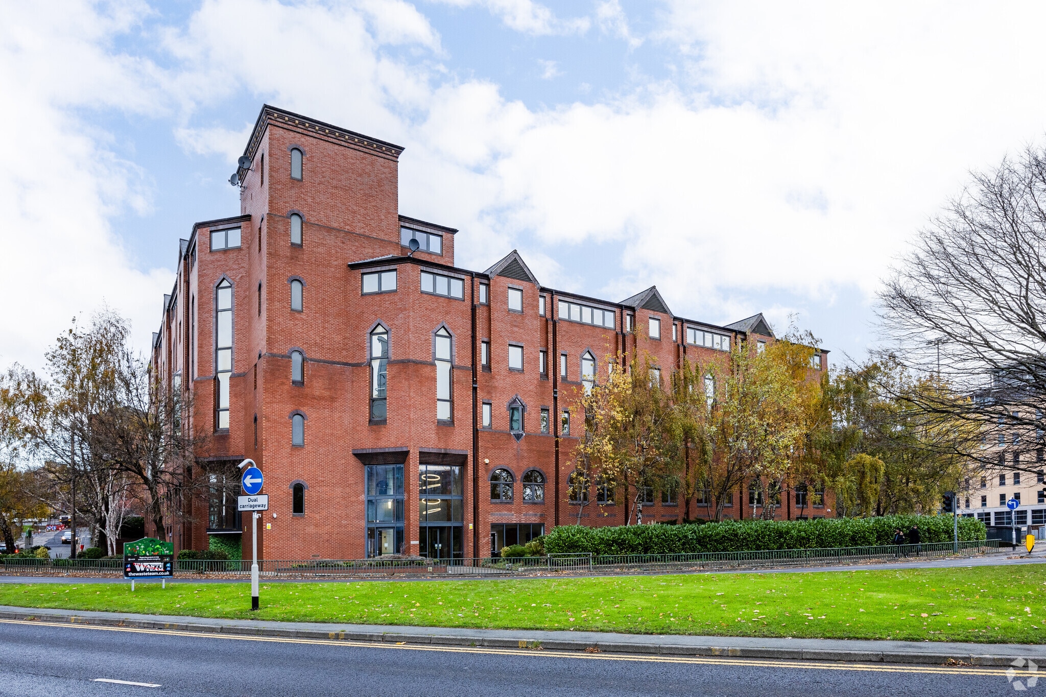 2 Park Ln, Leeds to rent Primary Photo- Image 1 of 4