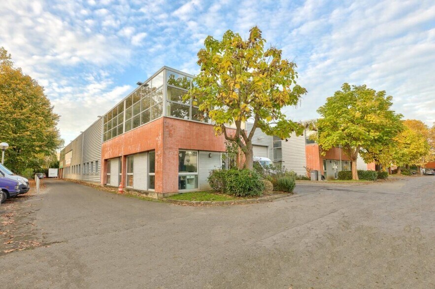 4 Avenue Pierre Salvi, Gonesse to rent - Building Photo - Image 2 of 7