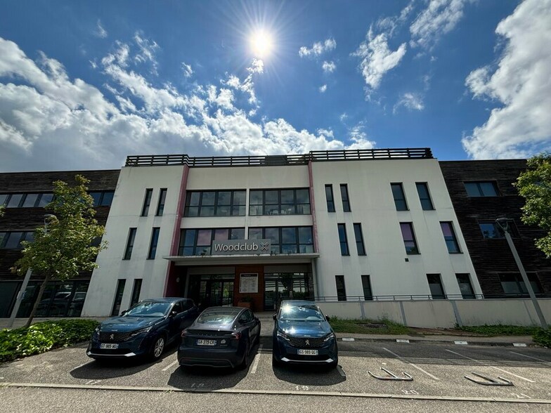 97 Allée Alexandre Borodine, Saint-Priest to rent - Building Photo - Image 2 of 3