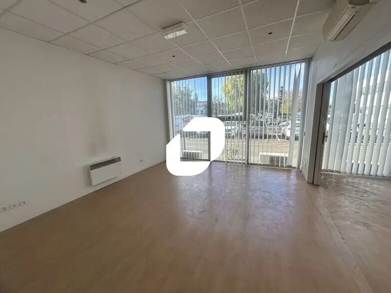 Office in Bezons to rent - Interior Photo - Image 2 of 5