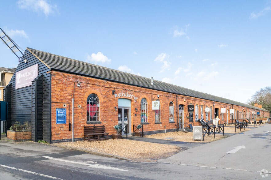 18-32 The Embankment, Wellingborough to rent - Primary Photo - Image 1 of 2