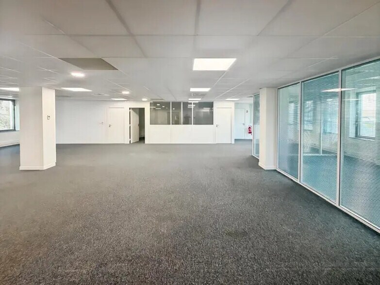 Office in Clichy to rent - Interior Photo - Image 2 of 6