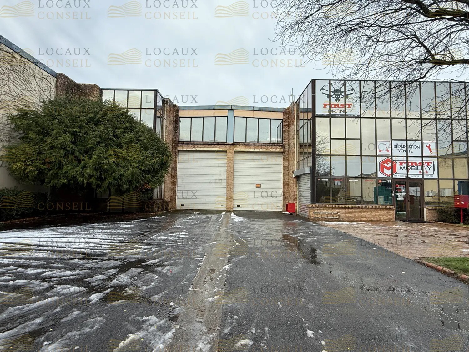 Light Industrial in Le Thillay to rent Primary Photo- Image 1 of 6