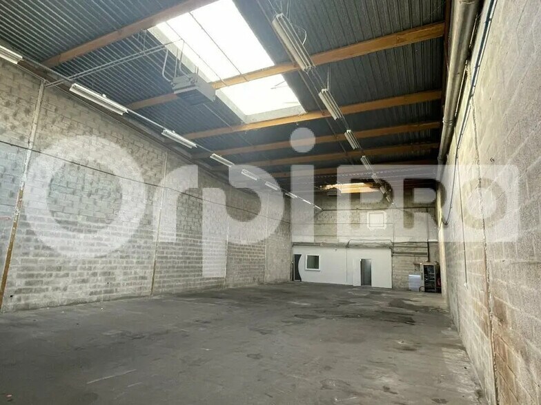 Industrial in Coignières to rent - Interior Photo - Image 2 of 5