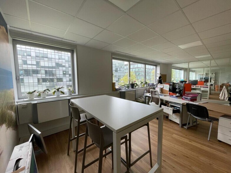 Office in Noisy-le-Grand to rent - Interior Photo - Image 3 of 9