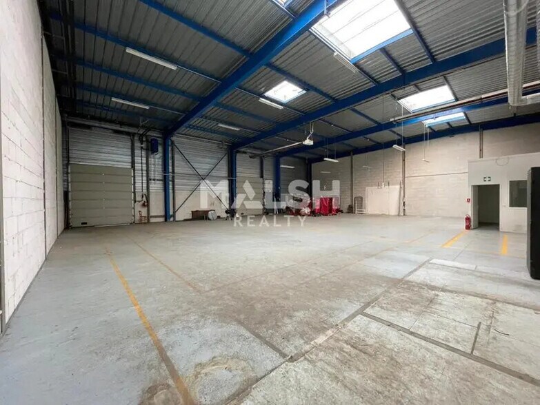 Light Industrial in Vaulx-en-Velin to rent - Interior Photo - Image 2 of 10