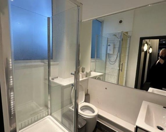 2 Acre Rd, Kingston Upon Thames to rent Interior Photo- Image 1 of 5