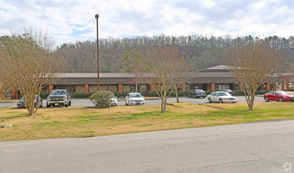 1974 Chandalar Dr, Pelham, AL for rent - Primary Photo - Image 3 of 9