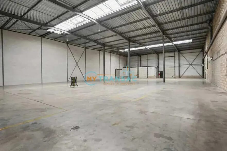 Industrial in Lisses to rent - Interior Photo - Image 2 of 17