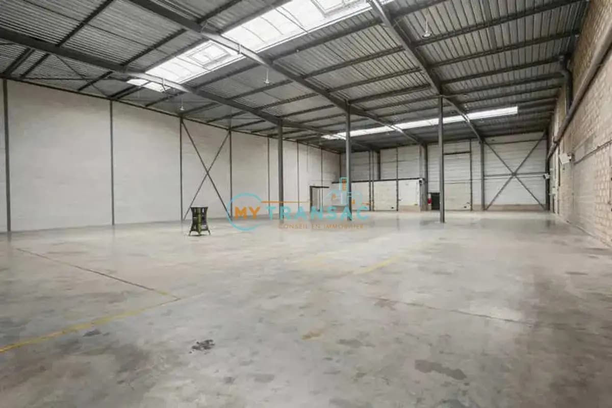 Industrial in Lisses to rent Interior Photo- Image 1 of 9
