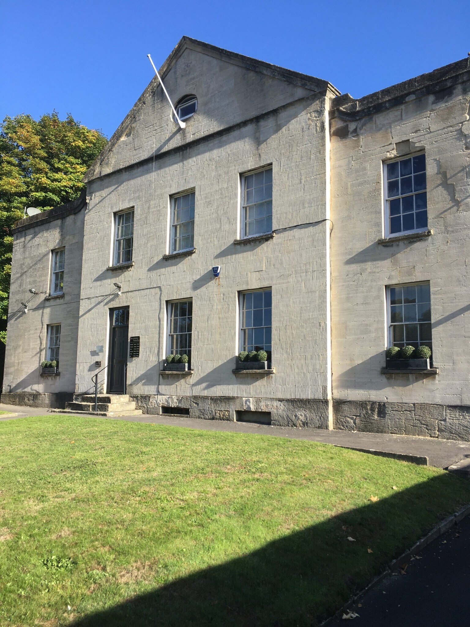 Bath Rd, Stroud for sale Primary Photo- Image 1 of 1