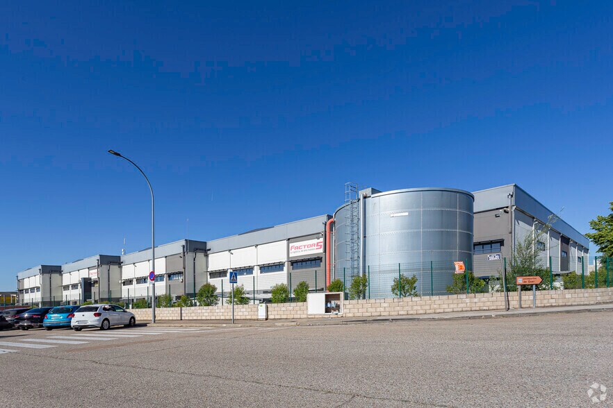 Calle Vega del Henares, 4, Quer, Guadalajara to rent - Building Photo - Image 2 of 5