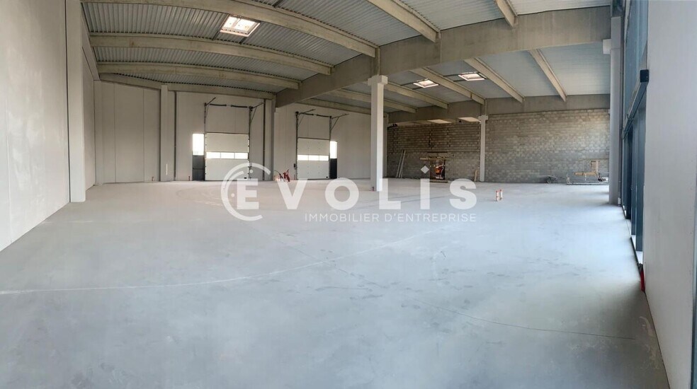 123 Rue Du Santoyon, Saint-Quentin-Fallavier to rent - Building Photo - Image 3 of 6