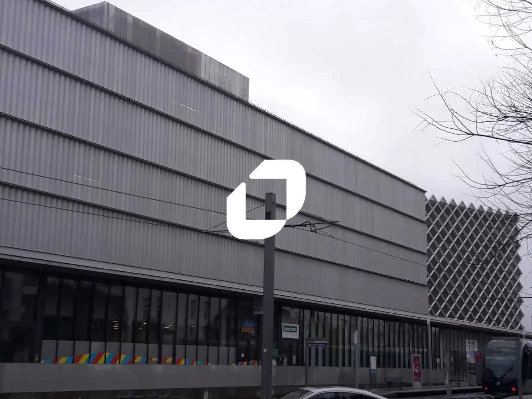 Retail in Lormont to rent Building Photo- Image 1 of 8