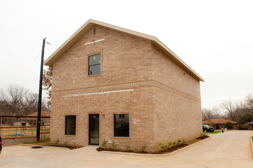 108 Adolphus Ave, Lake Dallas, TX for sale - Building Photo - Image 1 of 12